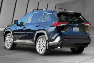 Toyota RAV4 2024 AWD XLE Premium 4dr SUV