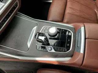 BMW X7 2020 con tracción en las cuatro ruedas M50i, vehículo de actividad deportiva de 4 puertas