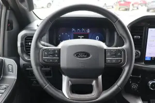 Ford F-150 2024 4x4 XLT 4dr SuperCrew con cabina de 5.5 pies de largo.