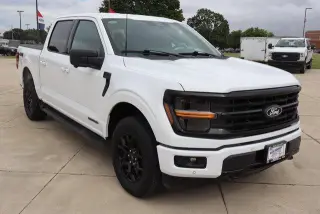 Ford F-150 2024 4x4 XLT 4dr SuperCrew con cabina de 5.5 pies de largo.