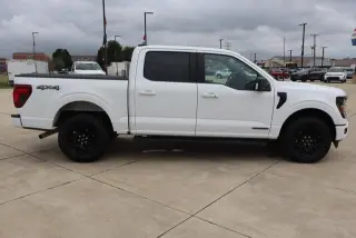 Ford F-150 2024 4x4 XLT 4dr SuperCrew con cabina de 5.5 pies de largo.