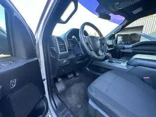Ford F-150 2017 4x2 XLT 4dr SuperCrew con cabina de 5.5 metros de longitud.