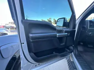 Ford F-150 2017 4x2 XLT 4dr SuperCrew con cabina de 5.5 metros de longitud.