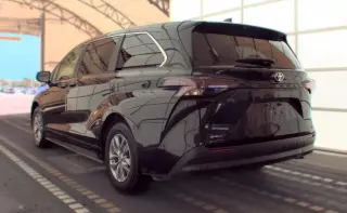 Toyota Sienna 2025 LE 8-Pasajeros 4dr Minivan