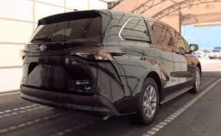 Toyota Sienna 2025 LE 8-Pasajeros 4dr Minivan