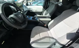 Toyota Sienna 2025 LE 8-Pasajeros 4dr Minivan
