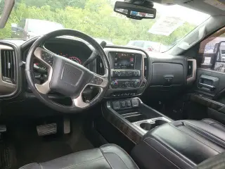 GMC Sierra 2500HD 2015 4x4 Denali 4dr Crew Cab SB