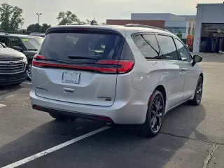 Chrysler Pacifica 2023 AWD Limited 4dr Mini-Van