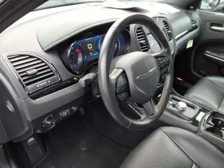 Chrysler 300 2022 S V8 4p Sedan