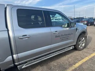 Ford F-150 2022 4x4 XLT 4p SuperCrew 5.5 ft. SB plateado metálico CARFAX de un solo propietario. Limpio CARFAX. 19/24 MPG ciudad/carretera 2022 Ford F-150 XLT 4WD 10-Velocidades Automática 2.7L EcoBoost V6 4WD.
