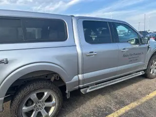 Ford F-150 2022 4x4 XLT 4p SuperCrew 5.5 ft. SB plateado metálico CARFAX de un solo propietario. Limpio CARFAX. 19/24 MPG ciudad/carretera 2022 Ford F-150 XLT 4WD 10-Velocidades Automática 2.7L EcoBoost V6 4WD.