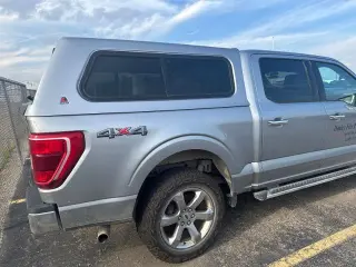 Ford F-150 2022 4x4 XLT 4p SuperCrew 5.5 ft. SB plateado metálico CARFAX de un solo propietario. Limpio CARFAX. 19/24 MPG ciudad/carretera 2022 Ford F-150 XLT 4WD 10-Velocidades Automática 2.7L EcoBoost V6 4WD.