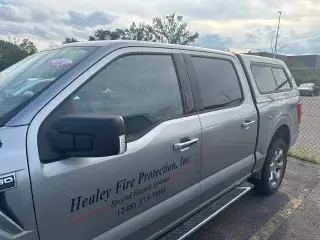 Ford F-150 2022 4x4 XLT 4p SuperCrew 5.5 ft. SB plateado metálico CARFAX de un solo propietario. Limpio CARFAX. 19/24 MPG ciudad/carretera 2022 Ford F-150 XLT 4WD 10-Velocidades Automática 2.7L EcoBoost V6 4WD.