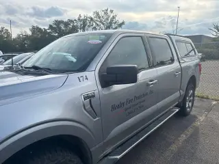 Ford F-150 2022 4x4 XLT 4p SuperCrew 5.5 ft. SB plateado metálico CARFAX de un solo propietario. Limpio CARFAX. 19/24 MPG ciudad/carretera 2022 Ford F-150 XLT 4WD 10-Velocidades Automática 2.7L EcoBoost V6 4WD.