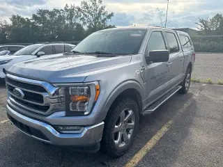 Ford F-150 2022 4x4 XLT 4p SuperCrew 5.5 ft. SB plateado metálico CARFAX de un solo propietario. Limpio CARFAX. 19/24 MPG ciudad/carretera 2022 Ford F-150 XLT 4WD 10-Velocidades Automática 2.7L EcoBoost V6 4WD.