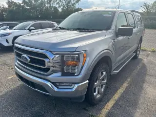 Ford F-150 2022 4x4 XLT 4p SuperCrew 5.5 ft. SB plateado metálico CARFAX de un solo propietario. Limpio CARFAX. 19/24 MPG ciudad/carretera 2022 Ford F-150 XLT 4WD 10-Velocidades Automática 2.7L EcoBoost V6 4WD.