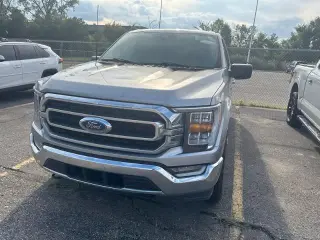 Ford F-150 2022 4x4 XLT 4p SuperCrew 5.5 ft. SB plateado metálico CARFAX de un solo propietario. Limpio CARFAX. 19/24 MPG ciudad/carretera 2022 Ford F-150 XLT 4WD 10-Velocidades Automática 2.7L EcoBoost V6 4WD.