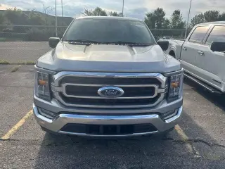 Ford F-150 2022 4x4 XLT 4p SuperCrew 5.5 ft. SB plateado metálico CARFAX de un solo propietario. Limpio CARFAX. 19/24 MPG ciudad/carretera 2022 Ford F-150 XLT 4WD 10-Velocidades Automática 2.7L EcoBoost V6 4WD.