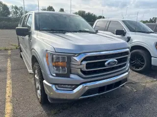 Ford F-150 2022 4x4 XLT 4p SuperCrew 5.5 ft. SB plateado metálico CARFAX de un solo propietario. Limpio CARFAX. 19/24 MPG ciudad/carretera 2022 Ford F-150 XLT 4WD 10-Velocidades Automática 2.7L EcoBoost V6 4WD.