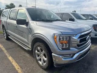 Ford F-150 2022 4x4 XLT 4p SuperCrew 5.5 ft. SB plateado metálico CARFAX de un solo propietario. Limpio CARFAX. 19/24 MPG ciudad/carretera 2022 Ford F-150 XLT 4WD 10-Velocidades Automática 2.7L EcoBoost V6 4WD.