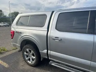 Ford F-150 2022 4x4 XLT 4p SuperCrew 5.5 ft. SB plateado metálico CARFAX de un solo propietario. Limpio CARFAX. 19/24 MPG ciudad/carretera 2022 Ford F-150 XLT 4WD 10-Velocidades Automática 2.7L EcoBoost V6 4WD.