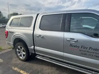 Ford F-150 2022 4x4 XLT 4p SuperCrew 5.5 ft. SB plateado metálico CARFAX de un solo propietario. Limpio CARFAX. 19/24 MPG ciudad/carretera 2022 Ford F-150 XLT 4WD 10-Velocidades Automática 2.7L EcoBoost V6 4WD.