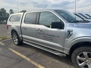 Ford F-150 2022 4x4 XLT 4p SuperCrew 5.5 ft. SB plateado metálico CARFAX de un solo propietario. Limpio CARFAX. 19/24 MPG ciudad/carretera 2022 Ford F-150 XLT 4WD 10-Velocidades Automática 2.7L EcoBoost V6 4WD.