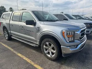 Ford F-150 2022 4x4 XLT 4p SuperCrew 5.5 ft. SB plateado metálico CARFAX de un solo propietario. Limpio CARFAX. 19/24 MPG ciudad/carretera 2022 Ford F-150 XLT 4WD 10-Velocidades Automática 2.7L EcoBoost V6 4WD.