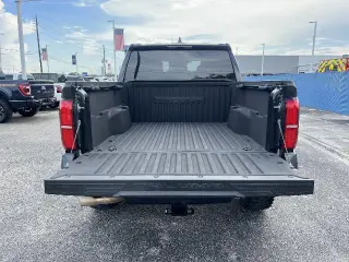Toyota Tacoma 2024 4x2 SR5 4p Doble Cabina 5.0 ft SB