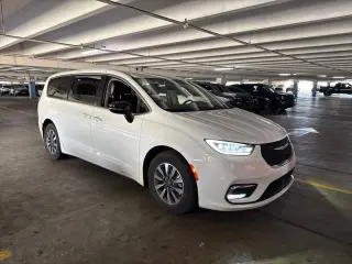 Chrysler Pacifica Híbrido Enchufable 2024 Select 4 puertas Minivan