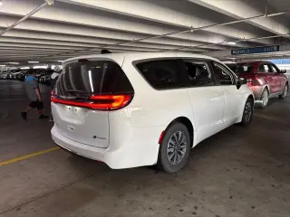 Chrysler Pacifica Híbrido Enchufable 2024 Select 4 puertas Minivan