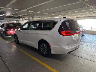 Chrysler Pacifica Híbrido Enchufable 2024 Select 4 puertas Minivan