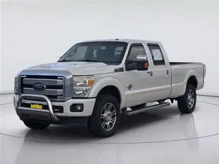 Ford F-350 Super Duty 2015 4x4 Platinum 4 puertas Crew Cab con batalla corta (6.8 pies) y eje simple