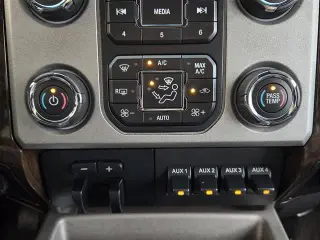 Ford F-350 Super Duty 2015 4x4 Platinum 4 puertas Crew Cab con batalla corta (6.8 pies) y eje simple