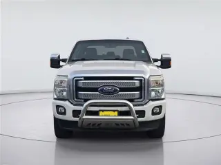 Ford F-350 Super Duty 2015 4x4 Platinum 4 puertas Crew Cab con batalla corta (6.8 pies) y eje simple