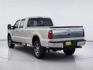 Ford F-350 Super Duty 2015 4x4 Platinum 4 puertas Crew Cab con batalla corta (6.8 pies) y eje simple
