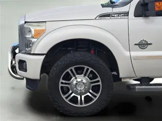 Ford F-350 Super Duty 2015 4x4 Platinum 4 puertas Crew Cab con batalla corta (6.8 pies) y eje simple