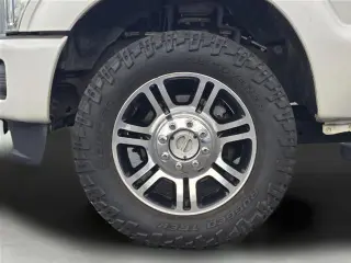 Ford F-350 Super Duty 2015 4x4 Platinum 4 puertas Crew Cab con batalla corta (6.8 pies) y eje simple