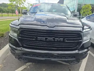 Ram 1500 2023 4x4 Laramie 4dr Cabina de tripulació́n 5.6 ft. SB Camioneta