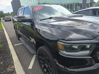 Ram 1500 2023 4x4 Laramie 4dr Cabina de tripulació́n 5.6 ft. SB Camioneta