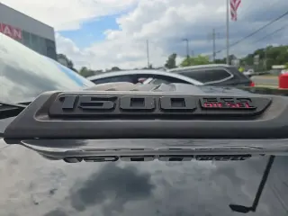 Ram 1500 2023 4x4 Laramie 4dr Cabina de tripulació́n 5.6 ft. SB Camioneta