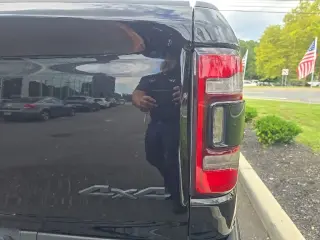 Ram 1500 2023 4x4 Laramie 4dr Cabina de tripulació́n 5.6 ft. SB Camioneta