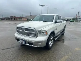 Ram 1500 2017 4x4 Laramie Cabina y Plataforma de 4 Puertas 5.5 pies de Caja Extendida