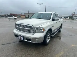 Ram 1500 2017 4x4 Laramie Cabina y Plataforma de 4 Puertas 5.5 pies de Caja Extendida