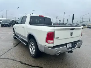 Ram 1500 2017 4x4 Laramie Cabina y Plataforma de 4 Puertas 5.5 pies de Caja Extendida