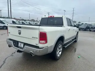 Ram 1500 2017 4x4 Laramie Cabina y Plataforma de 4 Puertas 5.5 pies de Caja Extendida