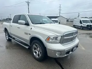 Ram 1500 2017 4x4 Laramie Cabina y Plataforma de 4 Puertas 5.5 pies de Caja Extendida