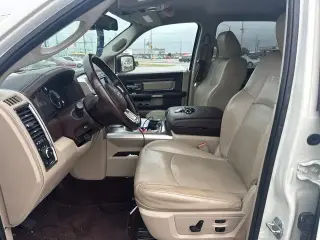 Ram 1500 2017 4x4 Laramie Cabina y Plataforma de 4 Puertas 5.5 pies de Caja Extendida