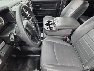 Ram 1500 Clásico 2019 4x2 Tradesman 4p. Cabina Crew 5.5 pies. Caja Corta Pick-up