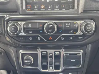 Jeep Wrangler Unlimited 2018 4x4 Sahara SUV 4 puertas (lanzamiento a mitad de año)